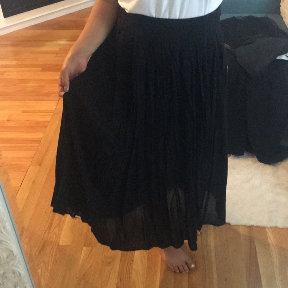 Pleated black skirt